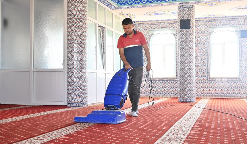 BAYRAM ÖNCESİ CAMİLER TEMİZLENİYOR