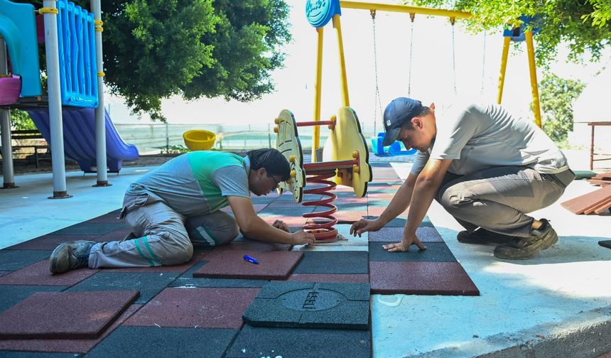 Kumluca’da Parklar Çocuklar İçin Yenileniyor