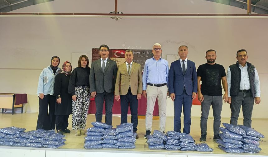 Öğretmen Ve Kursiyerlerden Minik Yüreklere Sıcacık Bir Hediye