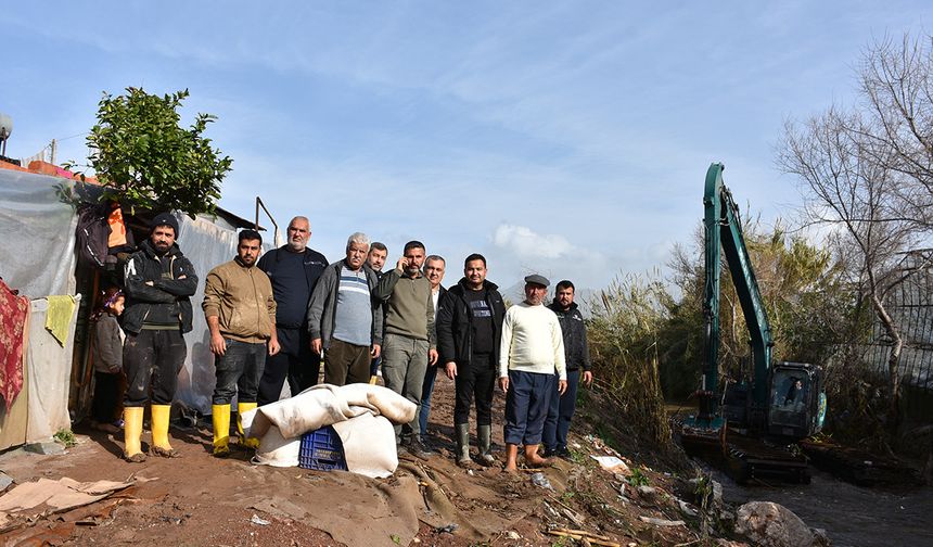 Üleşik Deresi’ne Türkiye’de Sayılı Olan Yüzer Kepçe İndirildi
