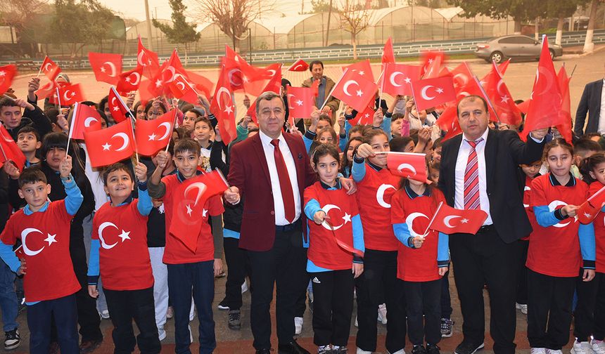 Okullar Bayrakla Donatıldı, İlk Ders “Bayrak Sevgisi” Oldu