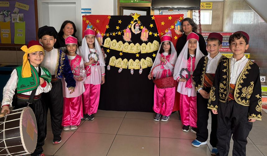 Okulda Öğrenciler Davul Çalıp Mani Söyledi