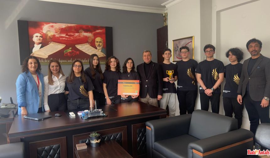 Kumlucalı Öğrencilerden  Robotik Turnuvasında Büyük Başarı