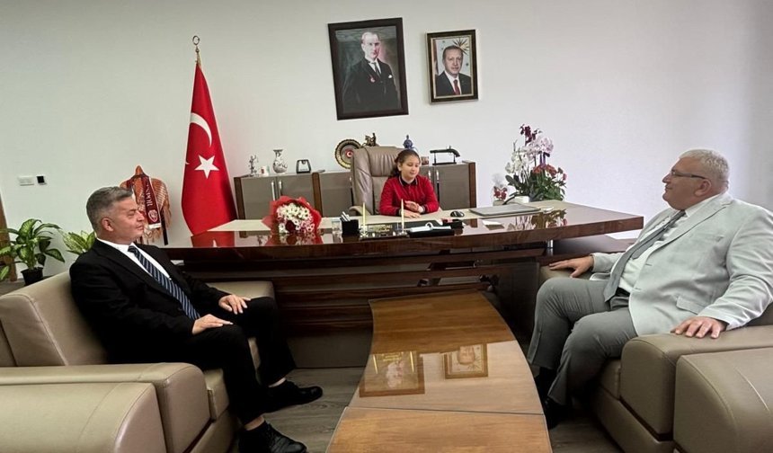 23 Nisan’da Makamlar Çocuklara Emanet Edildi