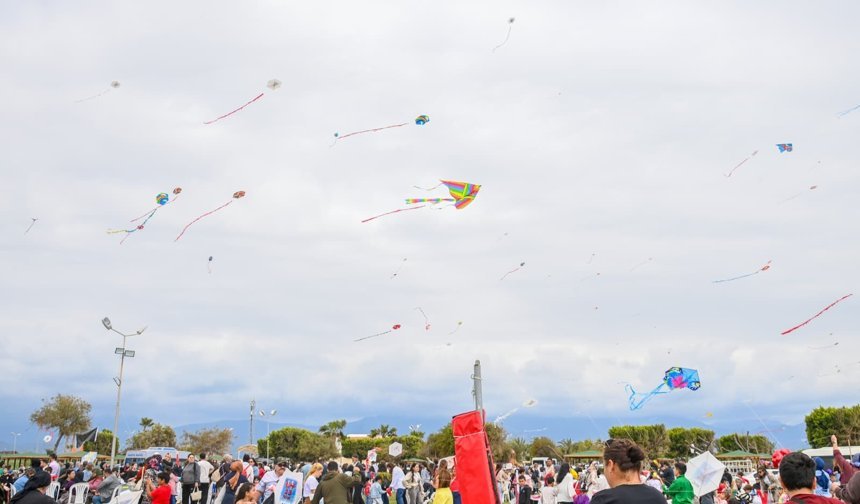 Kumluca’da 23 Nisan Uçurtmalarla Şenlendi