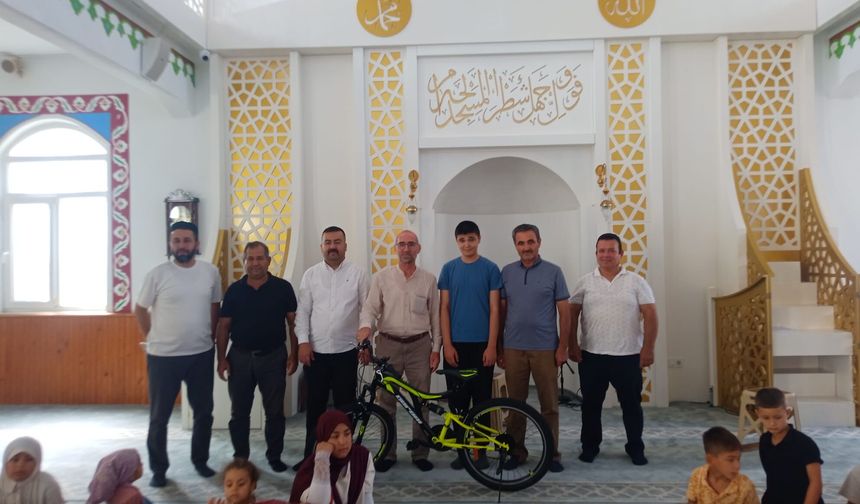Yaz Kur’an Kursu’nda  Hediye ve  Çikolata Şelalesi Sürprizi