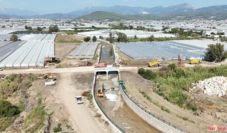AKMAZ KAVŞAĞI’NDA KÖPRÜ TAMAMLANDI, YOL TRAFİĞE AÇILDI