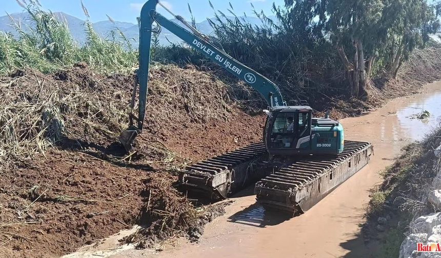 KUMLUCA ÜLEŞİK DERESİ’NDE AMFİBİK EKSKAVATÖRLE TEMİZLİK ÇALIŞMASI